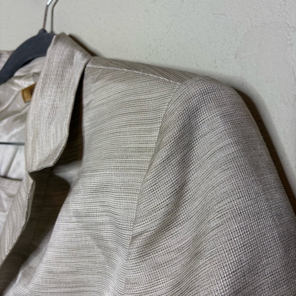 Elegant Women's Cream 2 Piece Suit Size 16 - Picture 6 of 11